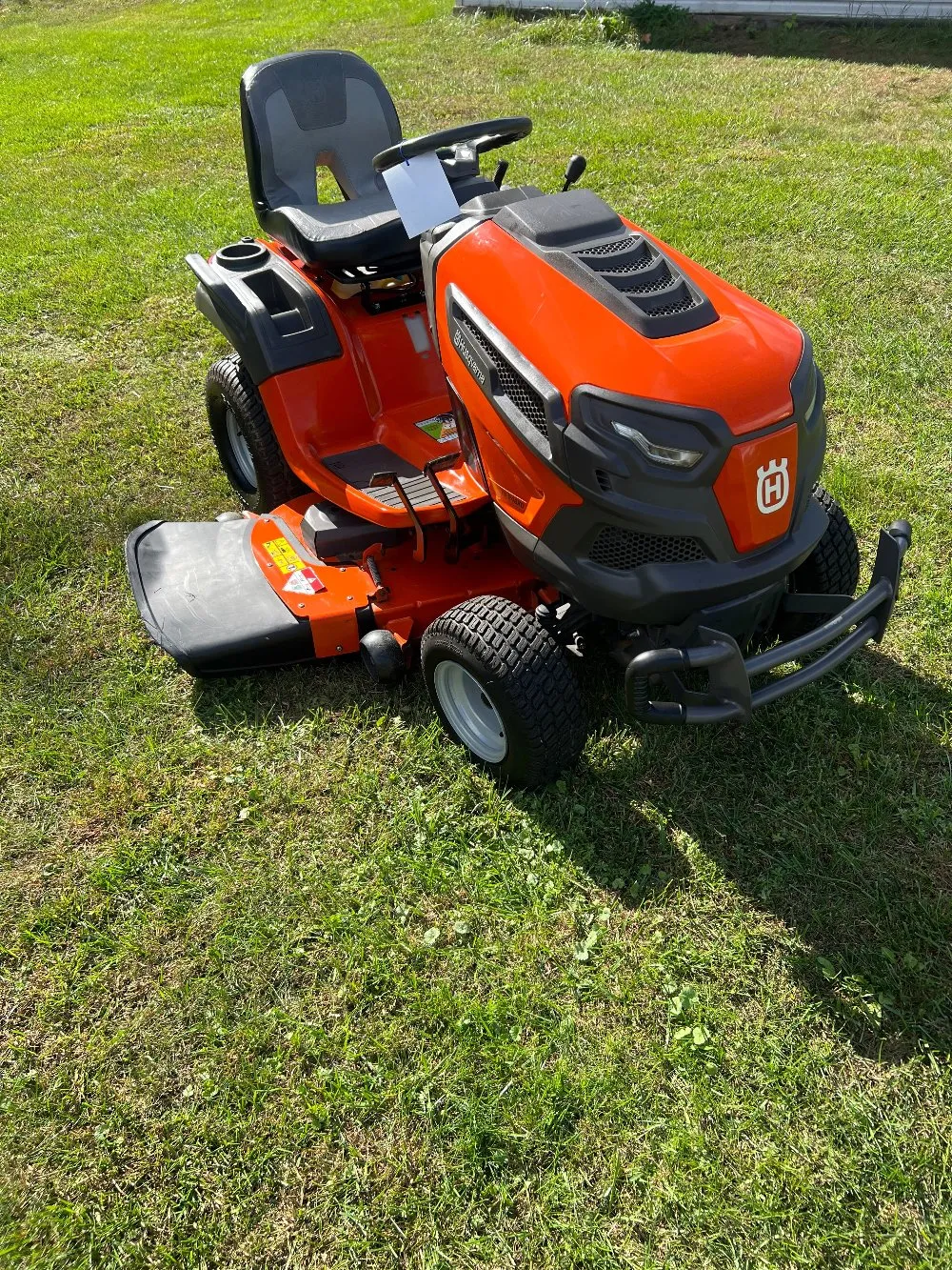 PRE-OWNED: HUSQVARNA TS 248XD LAWN TRACTOR 48” DECK | 23.1HP